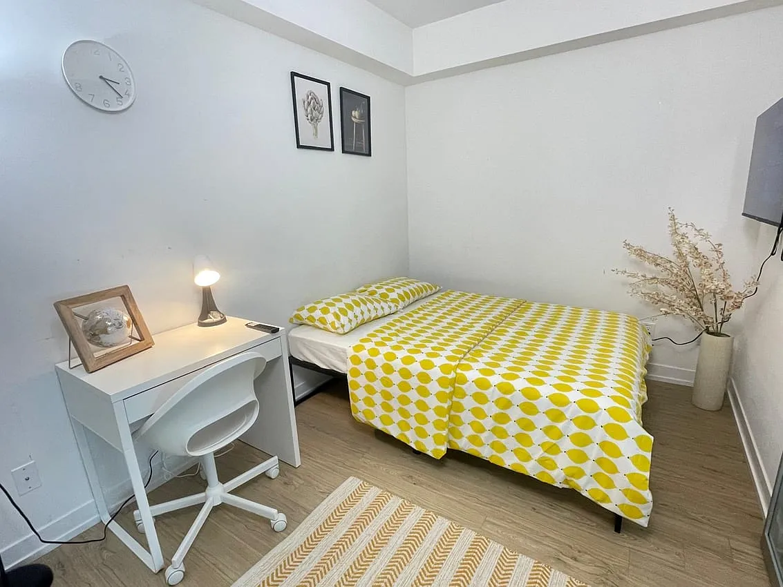 Deluxe Room without Window - Wood St & Church St — Photo 1