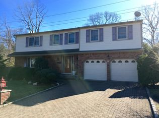11 Old Farm Ct, Glen Head, NY 11545