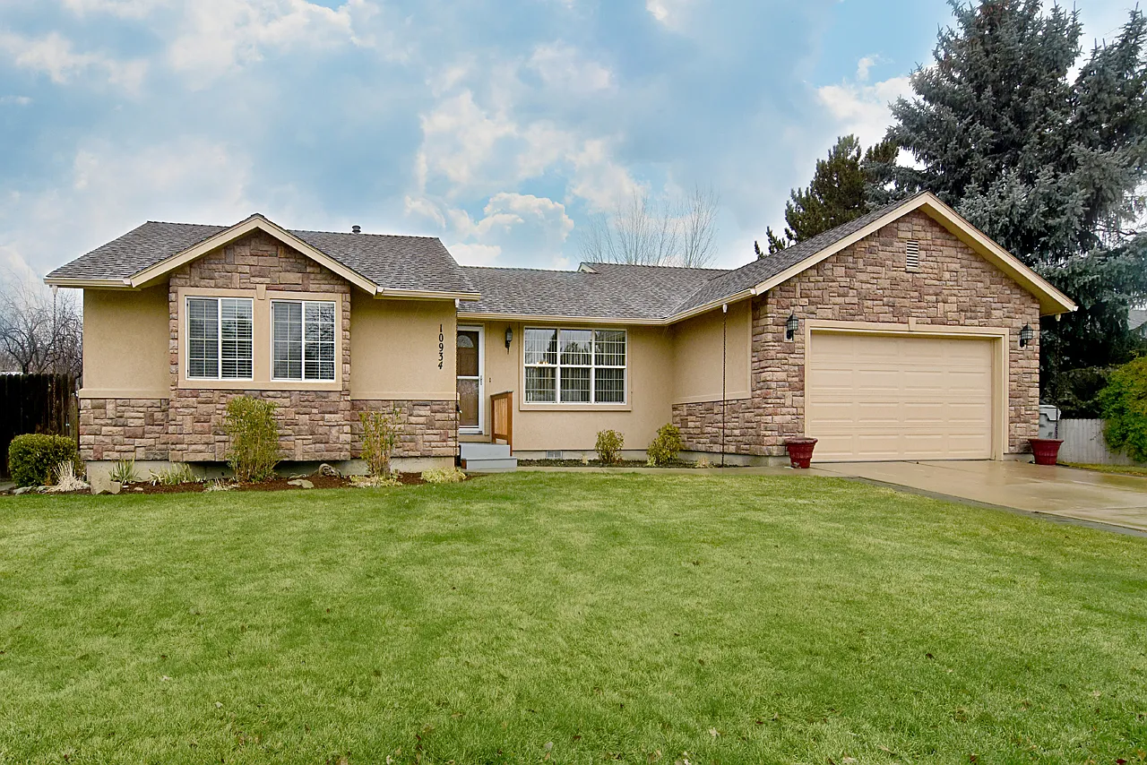 3BD Home on an Oversized Lot with a Standalone SHOP!! — Photo 1
