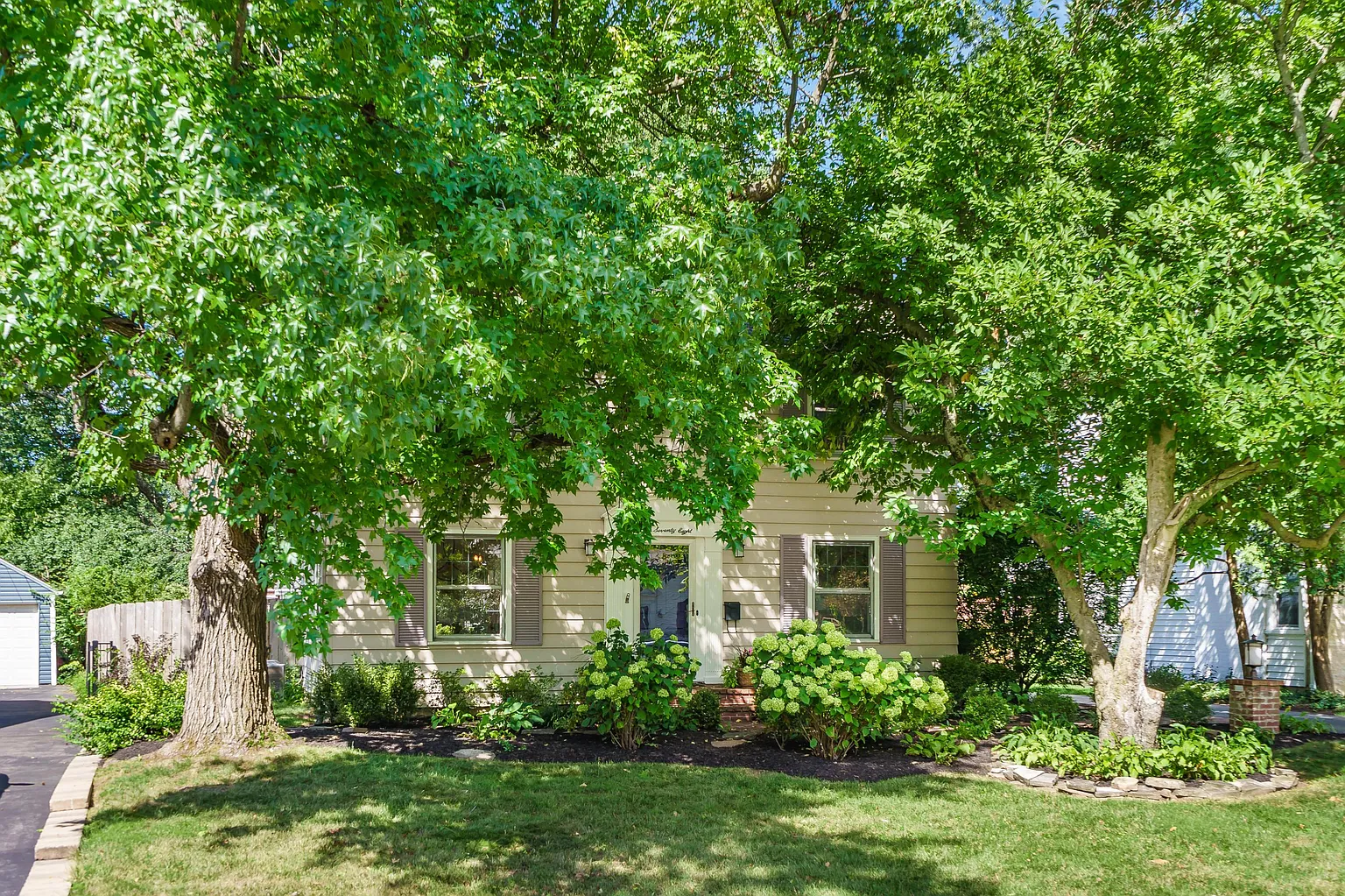 278 E Schreyer Pl photo 1