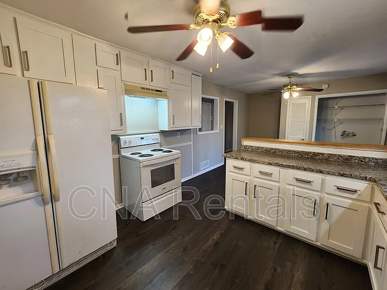 3146 Vandiver Dr — Photo 8