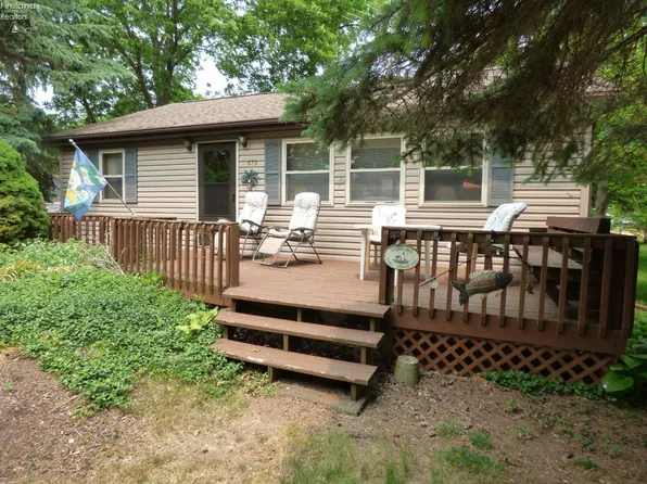 679 Lake Rd, Middle Bass, OH 43446