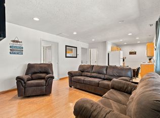 425 Eagle Dr, Reeds Spring, MO 65737