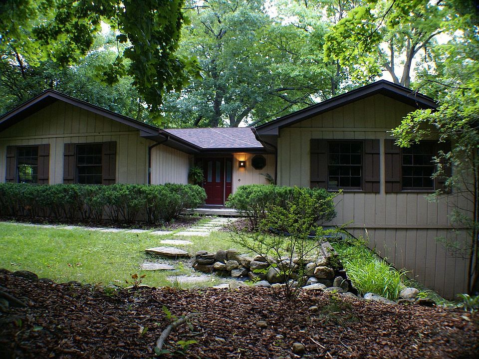 Walk-out Ranch on Wooded Lot with River Access Rights