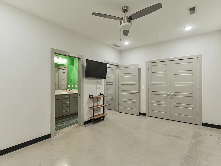 703 Lyndon Ln — Photo 16