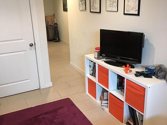 3rd image of 1844 Vineyard St #1