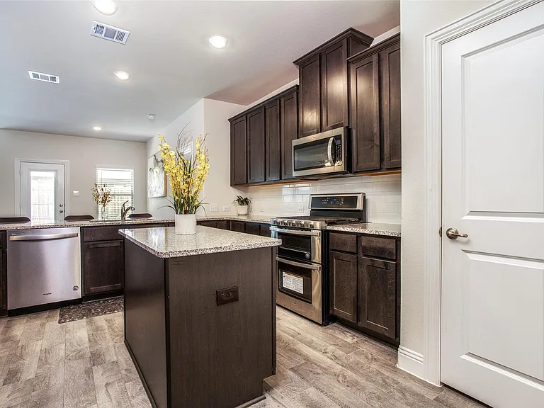 10716 Klondike Ln — Photo 2