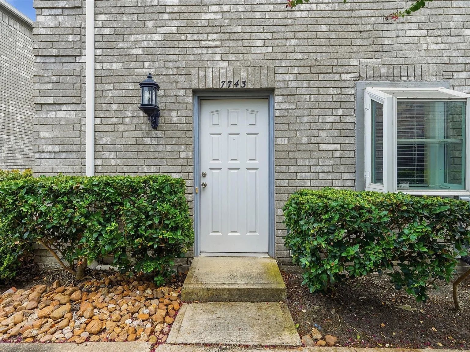 2 bed, 2.5 bath, 1368 sqft, $1,600 — Photo 2