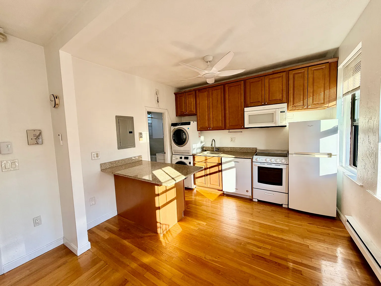 2 bed, 600 sqft, $3,500 — Photo 2