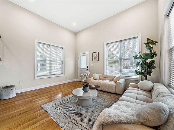 4th image of 109 Harvey St