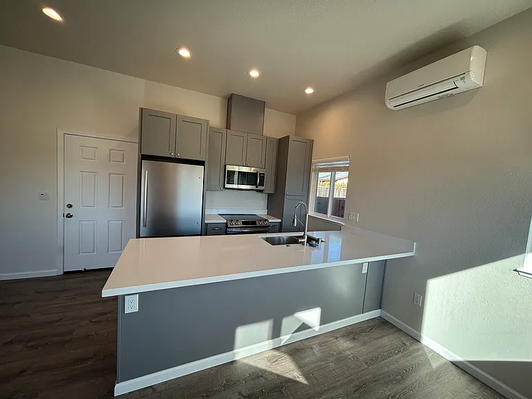 Large kitchen counter, full sized appliances