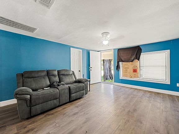 5th image of 211 Arcadian Dr