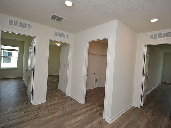 4th image of 39 Waverly Ln