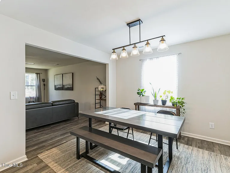 1253 Manor Dr — Photo 6