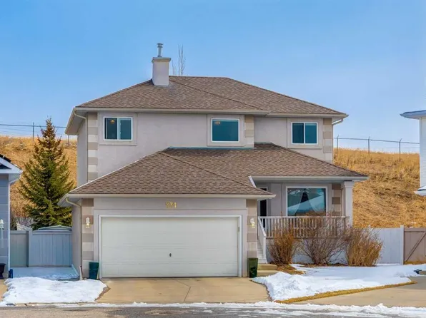 331 W Sierra Madre Ct SW, Calgary, AB T3H 3G7