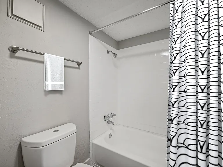 Eastbank Apartments — Photo 9