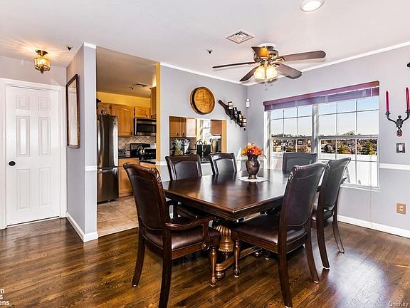 3rd image of 8 Nob Hill Dr #8