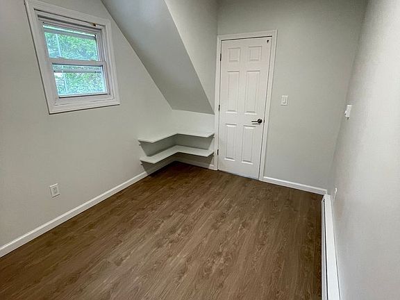 4th image of 42 E 19th St