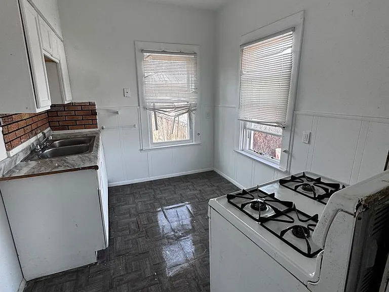 880 Stevenson Rd Cleveland, Oh. 44110 — Photo 4
