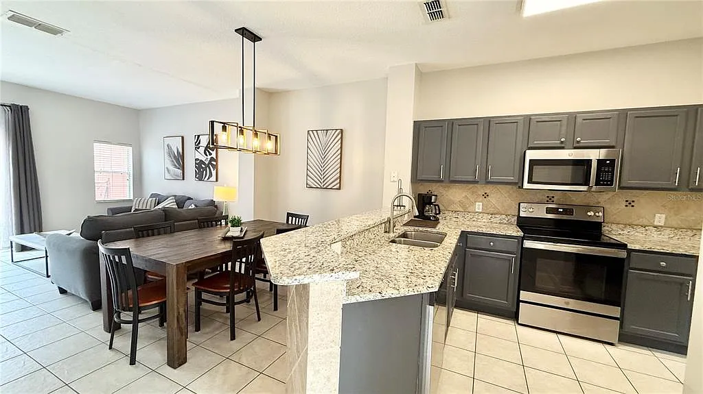 3 bed, 2.5 bath, 1295 sqft, $2,300 — Photo 4