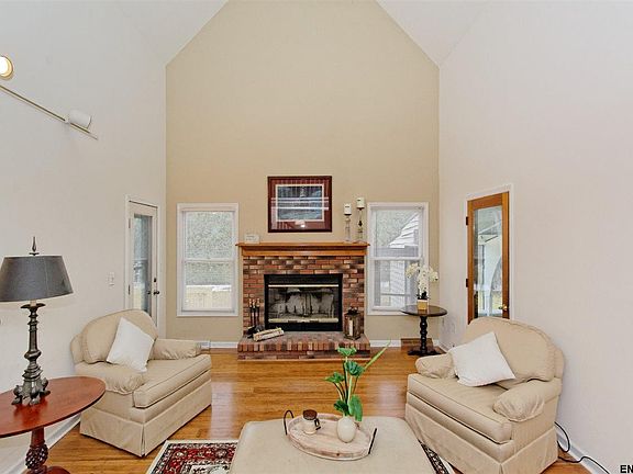 3rd image of 64 Iroquois Trl