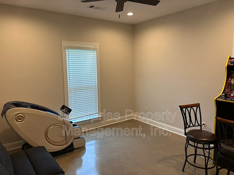 239 McLaughlin Dr — Photo 16