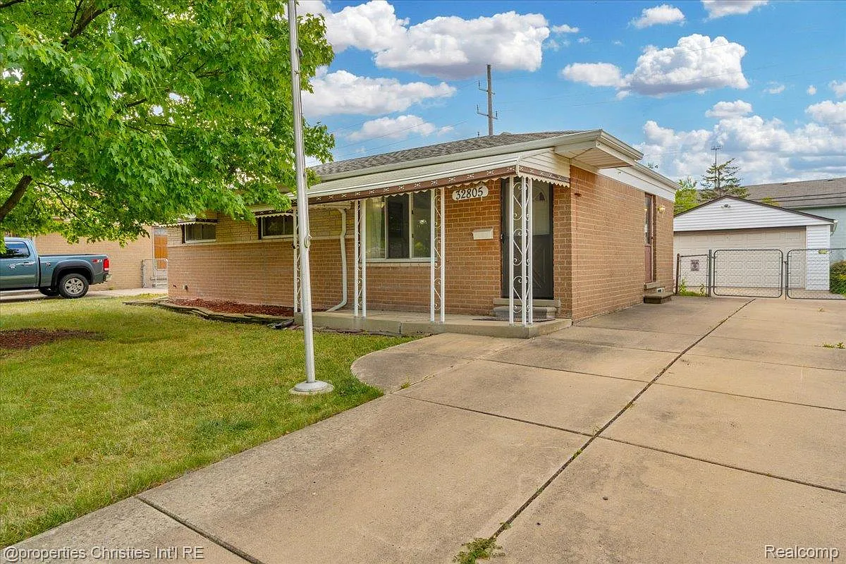 32805 Hawthorne Dr photo 1