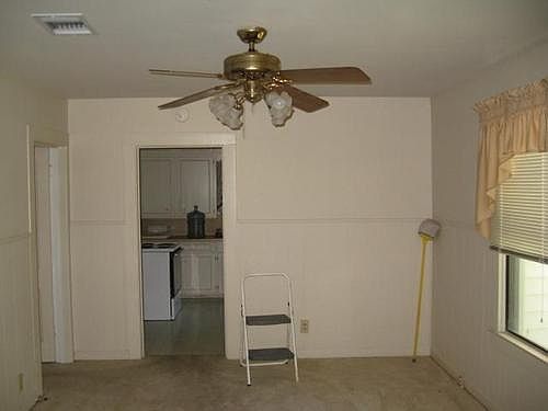 4th image of 302 W Pecan St