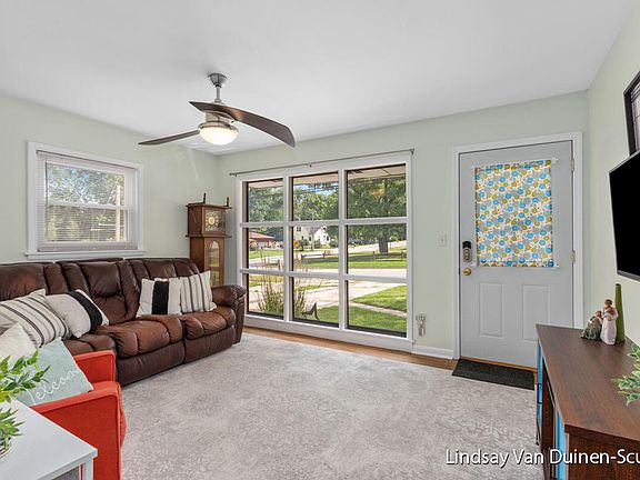 3rd image of 2941 Cheney Ave NE