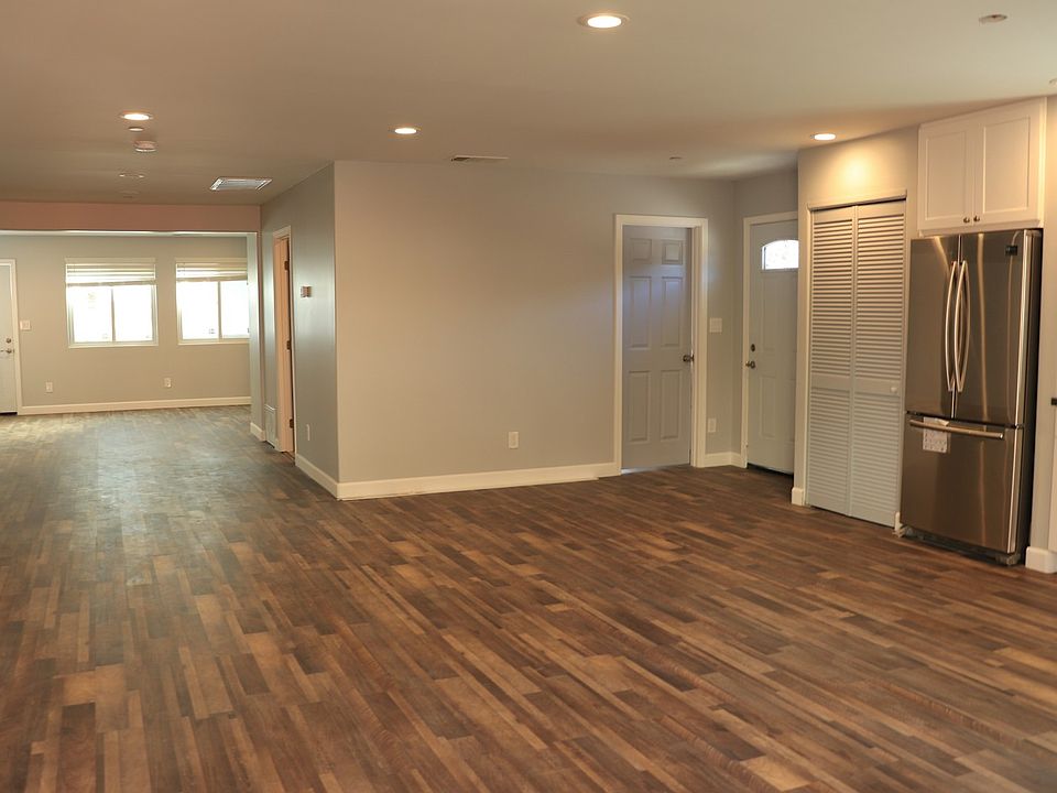 dinning area/ entry way