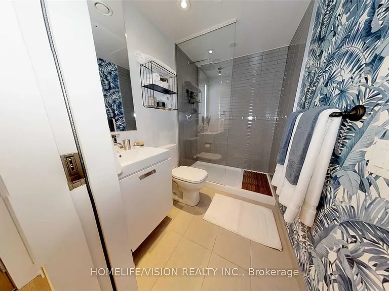 629 King St W #621 — Photo 7