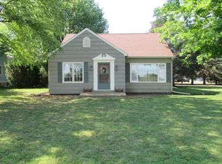 1313 Columbus St, Pella, IA 50219