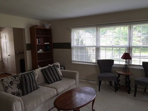 3rd image of 1813 Emerald Ave NE