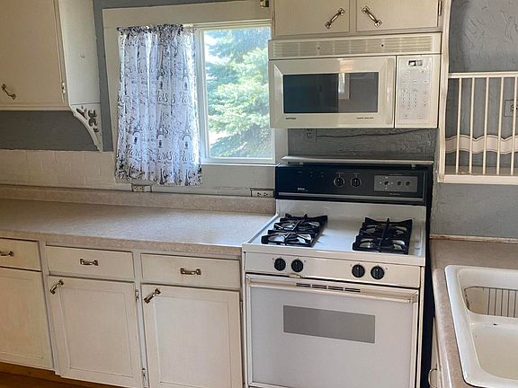 3rd image of 104 W Avenue D