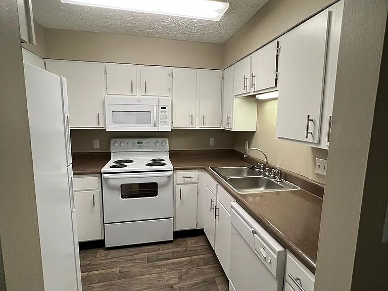 Cross Lakes Apartments — Photo 64