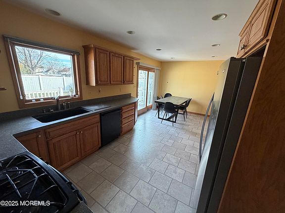 5th image of 755 Van Court Ave