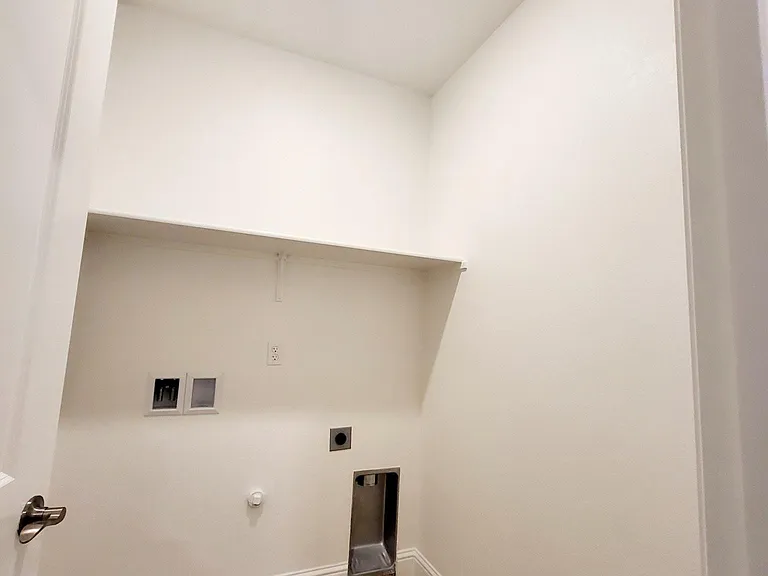 1561 Shirley Ave — Photo 12