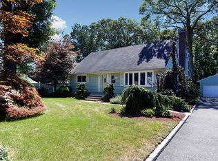 48 Abrew St, Bay Shore, NY 11706