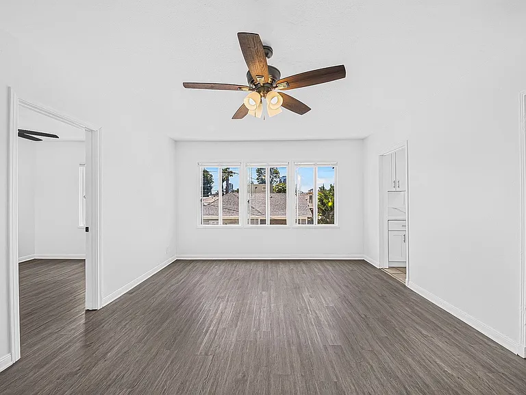 530 W 9th St — Photo 1