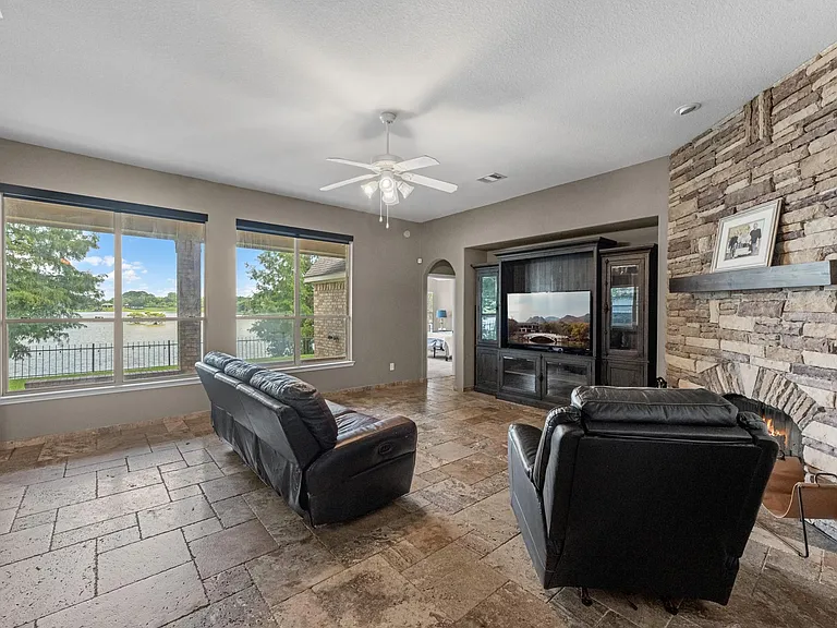 2519 Fair Oak St — Photo 6