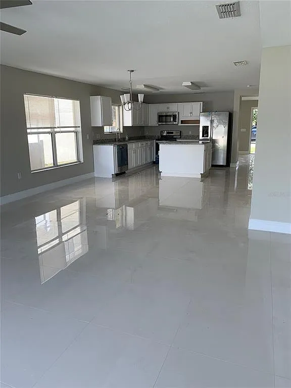 3 bed, 2.0 bath, 1835 sqft, $2,400 — Photo 3