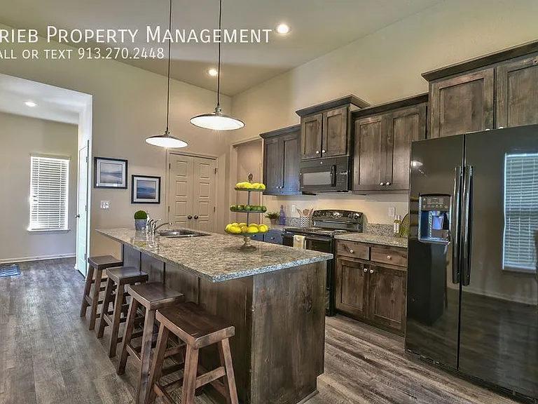 584 S Poplar St — Photo 16