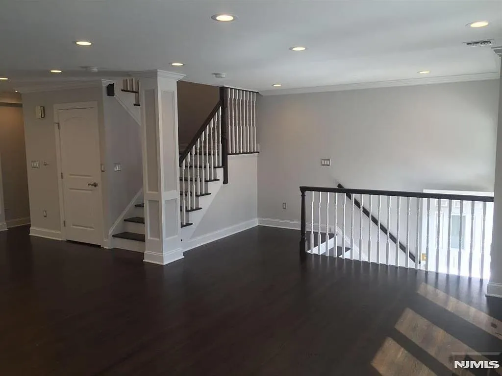 3 bed, 3.5 bath, 3928 sqft, $4,600 — Photo 4