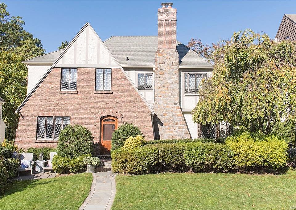 1st image of 8 Byron Ln