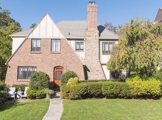 8 Byron Ln, Larchmont, NY 10538
