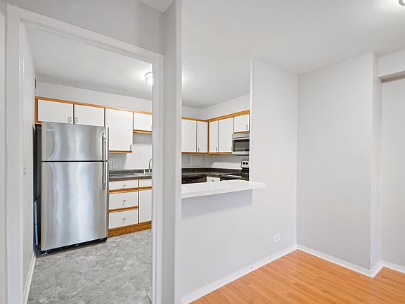 5th image of 555 W Cornelia Ave APT 311
