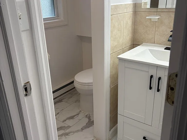 323 Elizabeth St — Photo 9