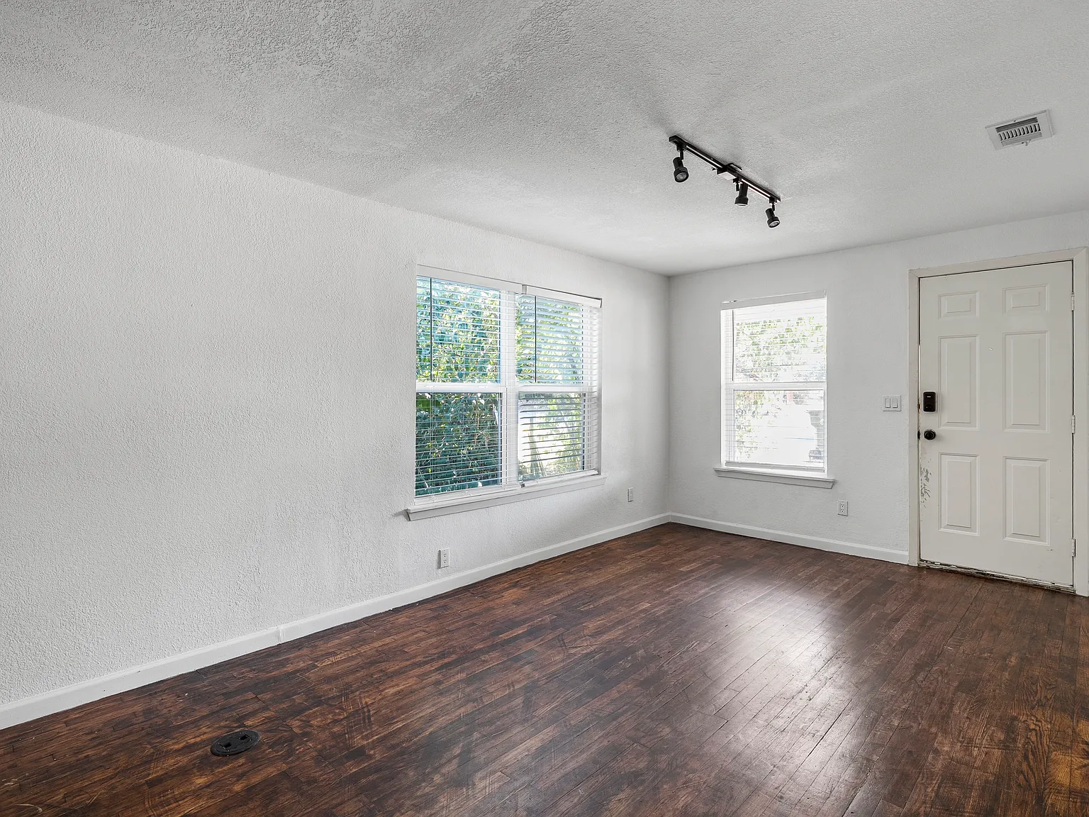 3 bed, 1012 sqft, $1,300 — Photo 3