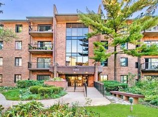 7502 Farmingdale Dr APT 304, Darien, IL 60561