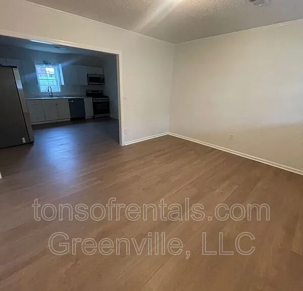 521 W Robinson St — Photo 2